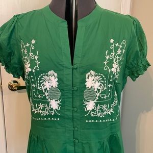 Kelly green button front dress with white embroidery in front. Great condition!